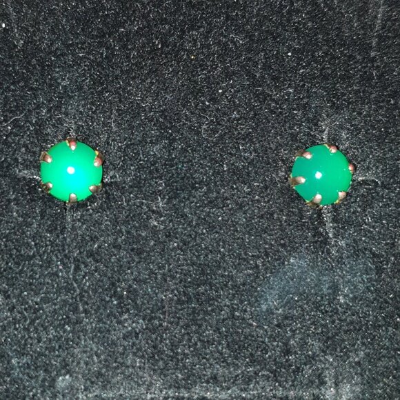 Elegant Vintage 14K Gold Natural Vivid Green Chrysoprase Cabochon Stud Earrings - Picture 4 of 11